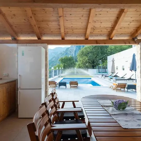 Vila Four Bedroom Villa, Terrace, Pool