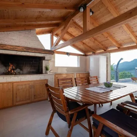 Vila Four Bedroom Villa, Terrace, Pool