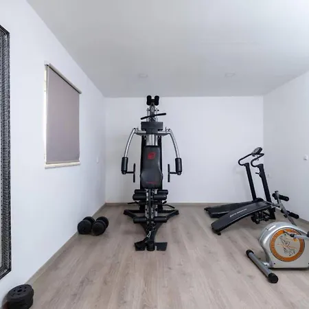 ヴィラ Four Bedroom Villa, Terrace, Pool Pridvorje
